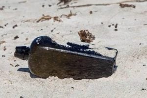 Ett par hittar en flaska i sanden och upptäcker ett kryptiskt meddelande från över 100 år sedan.